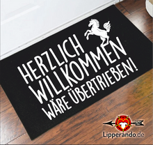 Lade das Bild in den Galerie-Viewer, HERFORDDesigns - HERZLICH WILLKOMMEN WÄRE ÜBERTRIEBEN - Fußmatte mit Gummirand