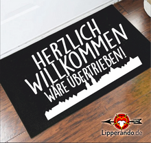 Lade das Bild in den Galerie-Viewer, HÖXTERDesigns - HERZLICH WILLKOMMEN WÄRE ÜBERTRIEBEN - Fußmatte mit Gummirand