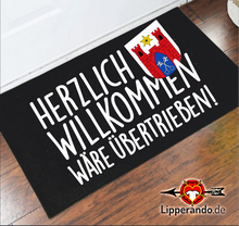 Lade das Bild in den Galerie-Viewer, MINDENLÜBBECKEDesigns - HERZLICH WILLKOMMEN WÄRE ÜBERTRIEBEN - Fußmatte mit Gummirand