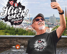 Lade das Bild in den Galerie-Viewer, BIELEFELDDesigns - HIER WECH! - Herren Shirt