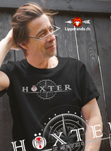 Lade das Bild in den Galerie-Viewer, HÖXTERDesigns - HÖXTER_KOORDINATEN - Herren Shirt