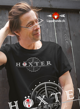 Lade das Bild in den Galerie-Viewer, HÖXTERDesigns - HÖXTER_KOORDINATEN  - Herren Shirt
